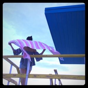 Hi, Poshmark-Ambssdr: Aysesa @South Beach FL